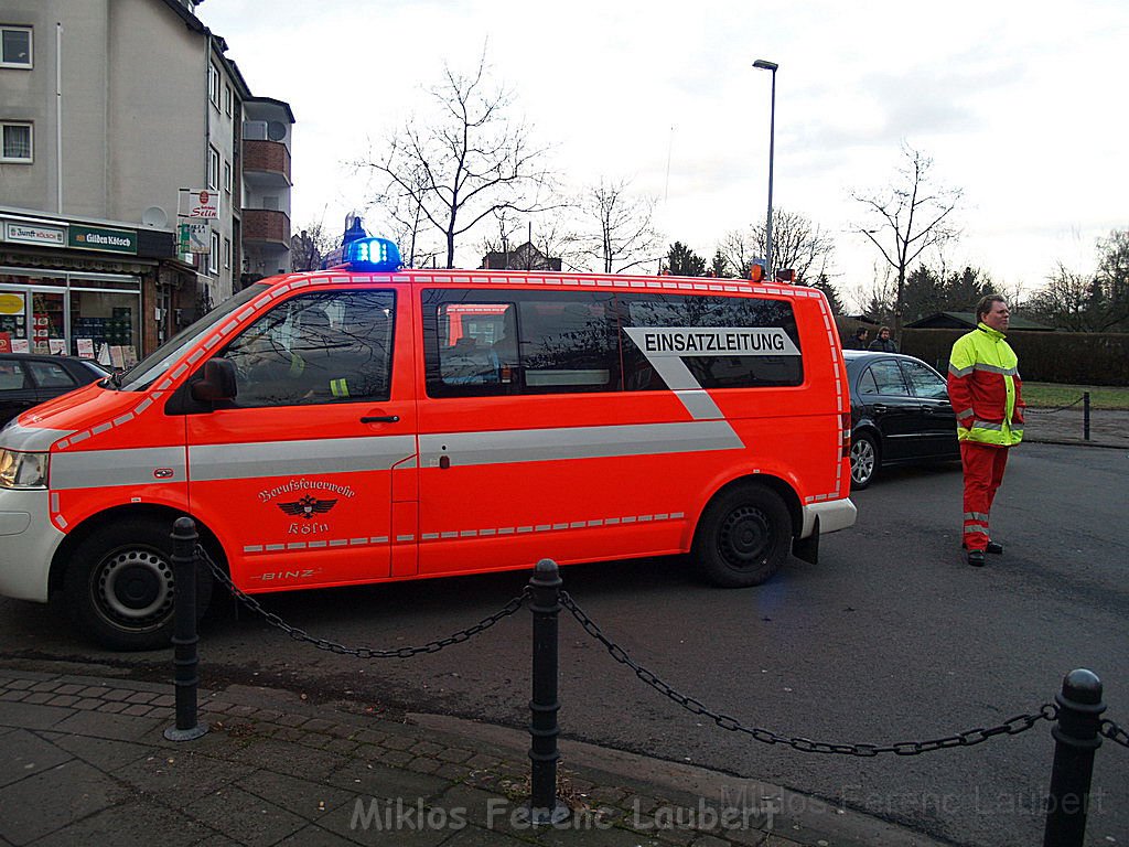 Einsatz Feuerwehr SEK Polizei Koeln Nippes Merheimerstr P124.JPG